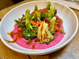 Broccoli met rode bieten limabonenhummus en Zuid-Amerikaanse pikante kruidensaus at Kosmopoliet in Bruges