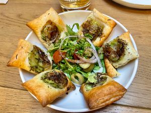 Bladerdeegje met sjalot, balsamico en tofu kruidenkaas at Kosmopoliet in Bruges