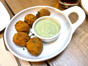 Nomet kombu-kroketjes met frisse soja yoghurt-muntdip at Kosmopoliet in Bruges