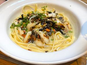 Pasta met witte wijn-kombusaus, brunoise groentjes en Vlaamse asperges at Kosmopoliet in Bruges