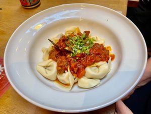 Tortelloni met mediterraanse vulling en tomaat-groentensaus at Kosmopoliet in Bruges