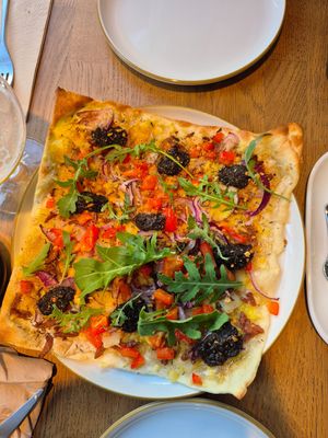 Wir haben uns die Pizza geteilt, aber eine pro Person ist auch in Ordnung ;) at Kosmopoliet in Bruges