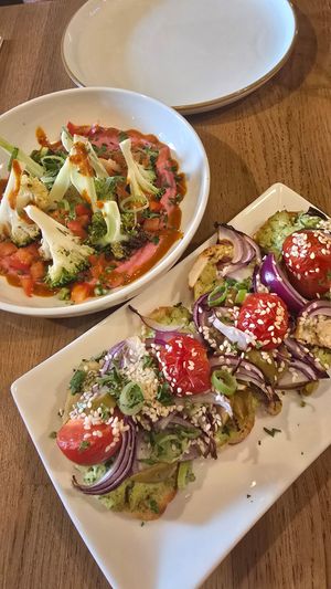 Appetizers: broccoli & bruschetra at Kosmopoliet in Bruges
