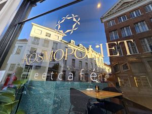 Front window at Kosmopoliet in Bruges