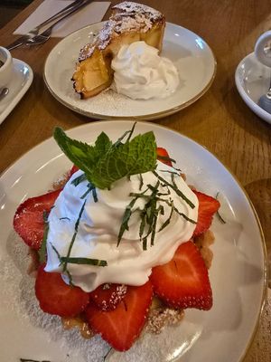 Strawberry pie and apple pie at Kosmopoliet in Bruges