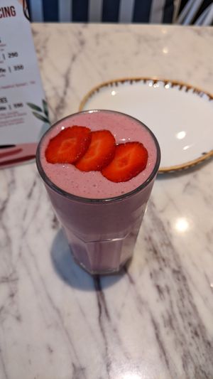 Berry love smoothie at Earth Cafe @ Churchgate in Mumbai