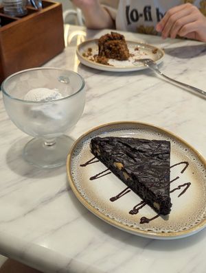 Brownie & ice cream at Earth Cafe @ Churchgate in Mumbai