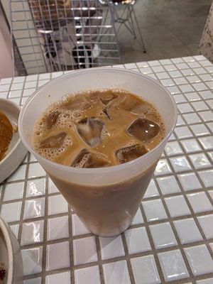 Iced Latte mit Hafermilch at Cinnamood in Heidelberg