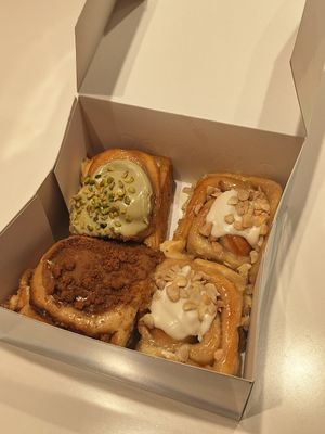 Schneckennudeln in den veganen Sorten Spekulatius , Pistazie und  2x Macadamia at Cinnamood in Heidelberg