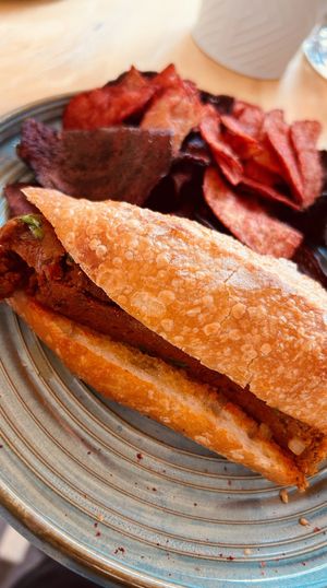 El choripán es exquisito! Con botana y chela, uffff  #Veganuary at Tierra de Anto in Mexico City