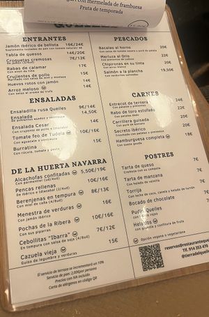 La carta del restaurante, los símbolos son platos veganos o con opción vegana  at Tierra del Queiles in Madrid