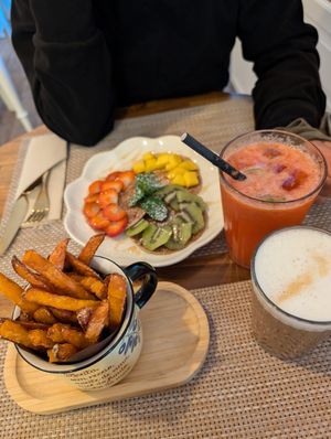 Süßkartoffel Pommes, Pancakes, Erdbeerlimonade & Latte Macchiato mit Hafermilch. at As Marias Brunch & Coffee in Castelo Branco