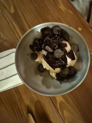 Panna Cotta mit Schokodrops und Frucht   at Tamerice - Osteria Vegetale in Livorno