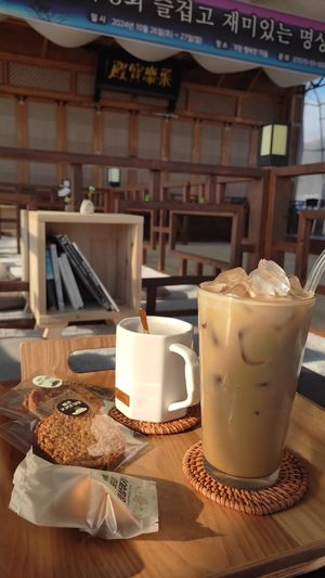 I tried the strawberry latte and it was delicious 🤤 at Cafe Narang - 카페나랑  in Geochang