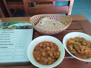 Aloo Gobi and Garlic Naan (and a chick pea dish) at Hasan in Pakse
