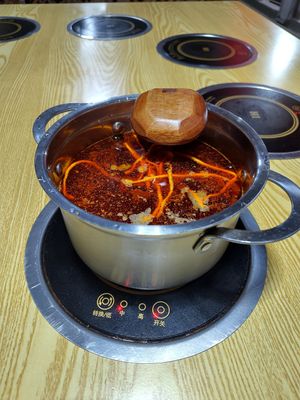 Mildly spicy broth at Chongqing Donghua Temple Vegetarian Hot Pot in Chongqing