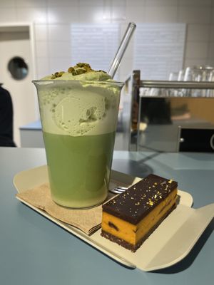 Pistachio Matcha and an orange choc Epique  raw slice  #Veganuary at Neosociety  in Munich