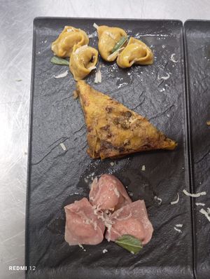 Tris di primi vegani, dall'alto:
- tortelloni anacardi e funghi
- lasagne vegane 
- tortelloni porri e patate at Trattoria MODErNA in Montale