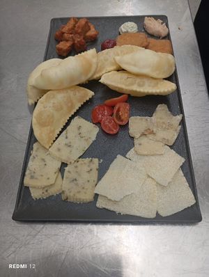 Tagliere di gnocco fritto con formaggi vegani, hummus E polpettine vegane at Trattoria MODErNA in Montale