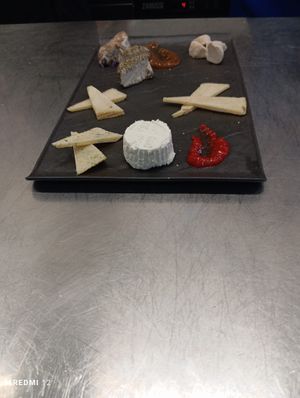 Tagliere di formaggi vegani at Trattoria MODErNA in Montale