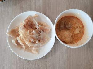 煎饼配咖喱也是好吃。 at Greendot 绿一点 - Bedok Mall in East Singapore
