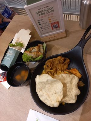Turmeric rice with mushroom rendang, vegetable gyoza and sweet chilli beancurd wrap at Greendot 绿一点 - Bedok Mall in East Singapore