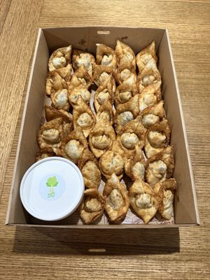 Crispy Wontons with vegetable filling. Served with sweet chilli saucee  at Leafy Eats in Austral