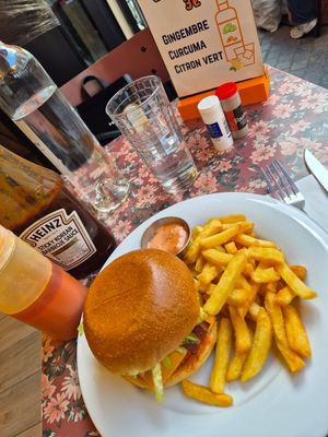 Cheeseburger 100% végétal avec du bacon La Vie at Mercifab in Saint-ouen-sur-seine