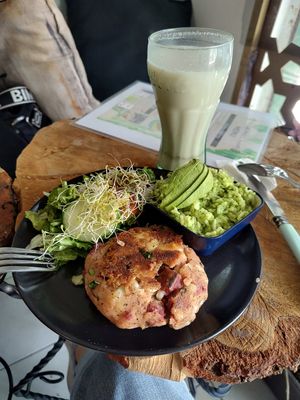 Tortita de papa y chorizo, arroz al cilantro, ensalada y agua de horchata! Muy muy bueno! at Veggie Sweet Point in Mexico City