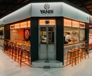 Local completo   at Yanik in Aviles