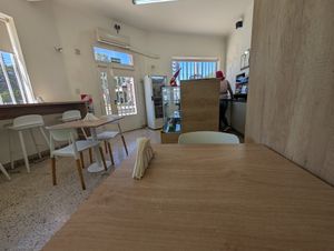 Inside at Maku Arepas - Café in Comodoro Rivadavia