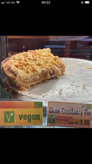 vegan pear and cranberry pie at Mehlwurm Vollkornbäckerei GmbH in Berlin