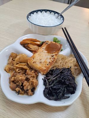 Mixed plate of vegan dishes with rice porridge at Yanping Street - 延平街 in Hualien