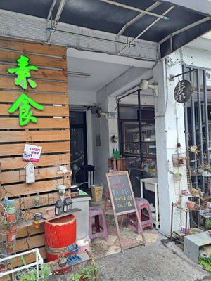 Exterior with new bright green '素食' (vegetarian) sign at Yanping Street - 延平街 in Hualien