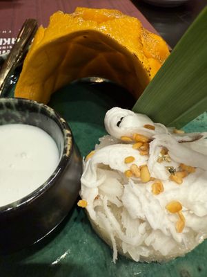 khao niao mamuang  at Vegan Pranakhon in Bangkok