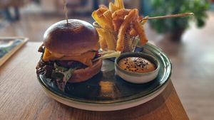 Classic Burger mit weißer BBQ-Sauce at Green Gold Café in Langballig