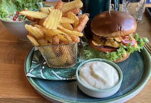 Cheesburger mit Pommes und Alioli  at Green Gold Café in Langballig
