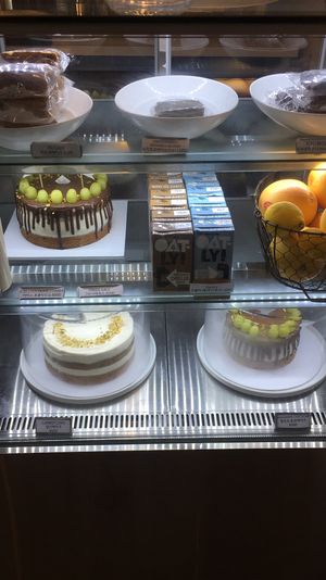 מבחר עוגות טבעוניות at Cook and Book 쿡앤북 in Seoul