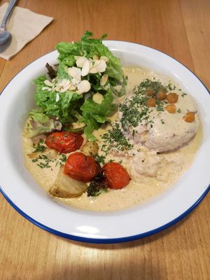 Veggie burger at Cook and Book 쿡앤북 in Seoul