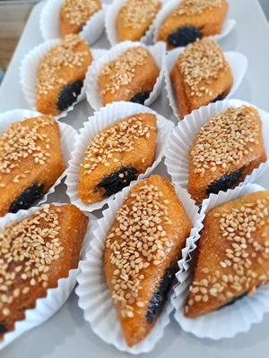 Makroudh avec semoule et dattes at CAPSA Café in Porto