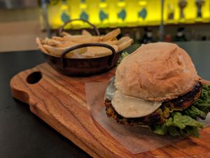 Vegan burger with vegan cheese at Jyglo in Trelew