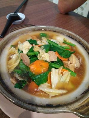 Claypot yee mee at Zhenyi Veggie Place 真一素食坊 in Northeast Singapore