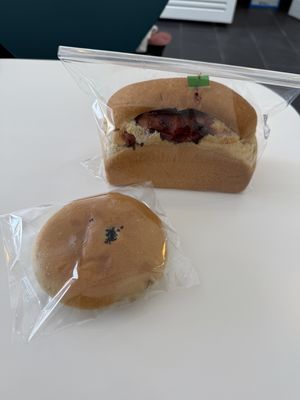 I bought a red bean pastry and blueberry bread  at Vegan Bakery Idam in Gunsan