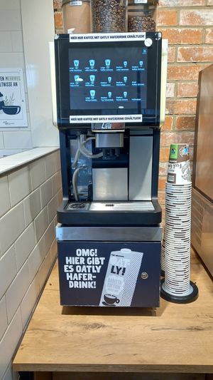 oatly milk at this machine ⚠CACAO POWDER CONTAINS MILK POWDER AND IS NOT VEGAN, EVEN WITH OAT MILK⚠ at backWERK - Kassel - Bhf Kassel-Wilhelmshöhe in Kassel