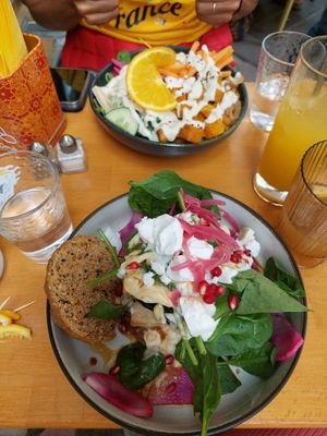 Burger tofu, aubergine, patate douce, fêta, pain maison, pickles, épinard (bas), bol riz noir légumes, patate douce... (haut) at Enzyme in Montpellier