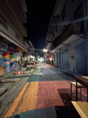 Straße mit sitzgelegenheiten   at Chez Louisa in Fort-de-france