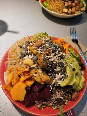 Avocado-Superfood-Salad with Brokkoli, planter chicken and rice noodles at Kaspar Schmauser in Essen