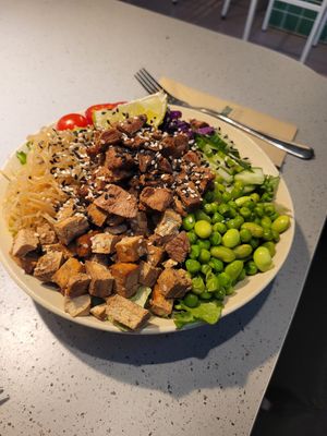 Thai Bowl with planted Stead Cuts at Kaspar Schmauser in Essen