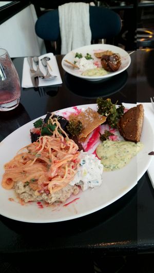 Une de nos assiettes du brunch (salade de konjac, tzatziki, rawyonaise, crakers, makis, steack vegan, crème cajou/miso, chips de kale) at 42 Degrés in Paris