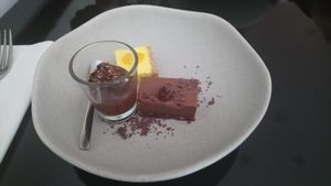 Assiette gourmande (cheesecake, opéra et crème de cacao) at 42 Degrés in Paris